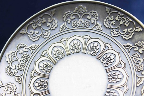 画像2: 置物 彫り物 お香受け皿 さざれ皿 真鍮製 花曼荼羅 約10cm  品番: 11094 (2)