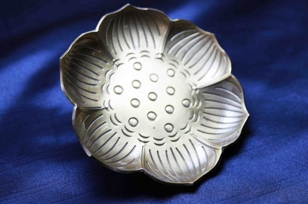 画像4: 置物 彫り物 お香受け皿 さざれ皿 真鍮製 蓮模様 約9cm 品番: 10175 (4)