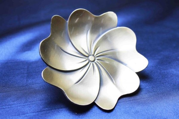 画像2: 置物 彫り物 お香受け皿 さざれ皿 真鍮製 蓮の葉 約9cm 品番: 6192 (2)