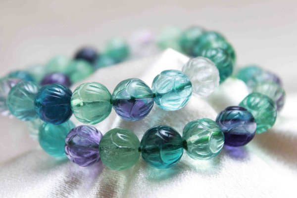 画像2: ブレス マルチカラー フローライト 蓮花彫り 約10mm 蓮華  品番: 7344 (2)