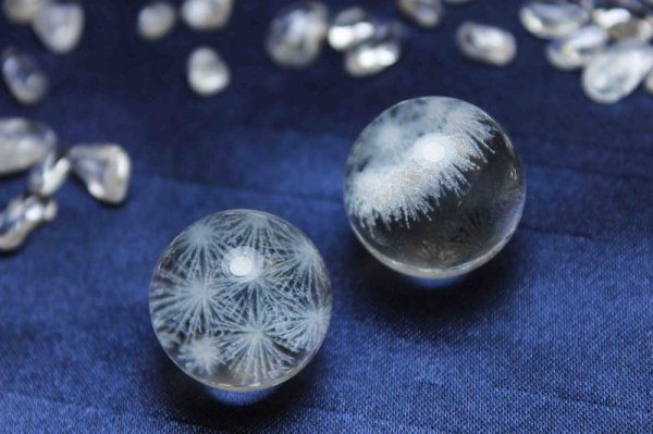 画像2: 置物 水晶 丸玉 模様入り 約17〜19mm  品番: 10886 (2)