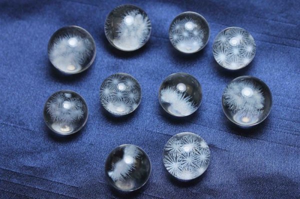 画像4: 置物 水晶 丸玉 模様入り 約17〜19mm  品番: 10886 (4)