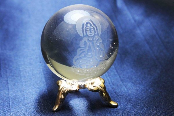 画像3: 丸玉 彫り 観音菩薩 天然水晶 約30mm 品番: 7491 (3)