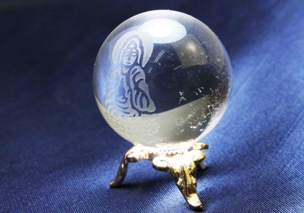 画像2: 丸玉 彫り 観音菩薩 天然水晶 約30mm 品番: 7491 (2)