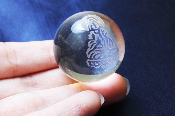 画像4: 丸玉 彫り 観音菩薩 天然水晶 約30mm 品番: 7491 (4)