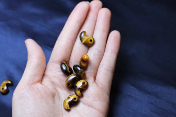 画像3: 勾玉　タイガーアイ　まがたま　11×16mm　　品番： 10912 (3)