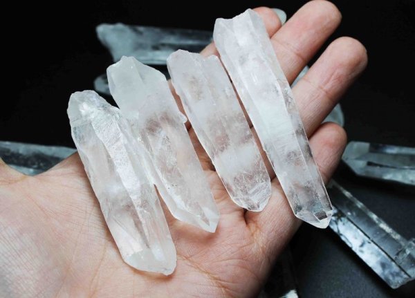 画像4: 【クリスタルチューナーなどのセットにオススメ】 ブラジル産 水晶 原石 ポイント 中サイズ 品番: 5734 (4)