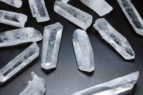 画像2: 【クリスタルチューナーなどのセットにオススメ】 ブラジル産 水晶 原石 ポイント 小サイズ 品番: 3720 (2)