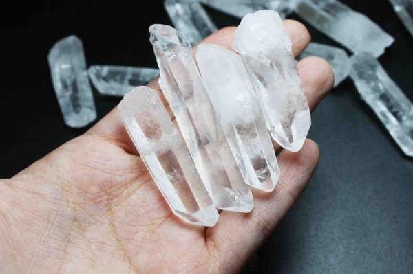 画像4: 【クリスタルチューナーなどのセットにオススメ】 ブラジル産 水晶 原石 ポイント 小サイズ 品番: 3720 (4)