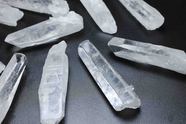 画像2: 【クリスタルチューナーなどのセットにオススメ】 ブラジル産 水晶 原石 ポイント 中サイズ 品番: 5734 (2)