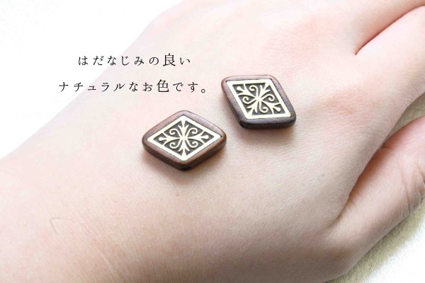 画像2: 【一粒売り】 ウッドビーズ ダイヤ ひし型 紫檀 ローズウッド 約18mm 品番: 10958 (2)