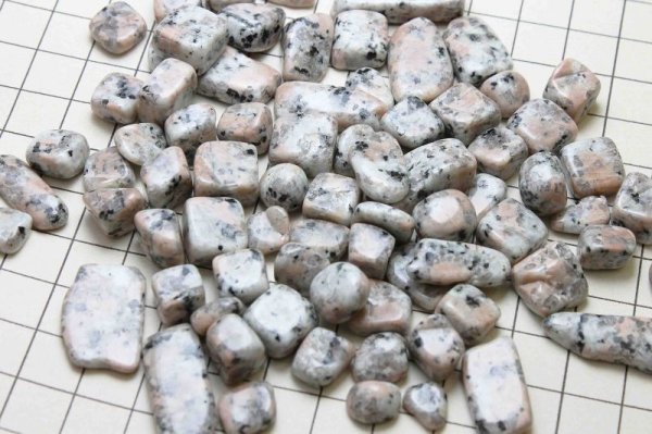 画像4: 【日本銘石】さざれ ピンクロイヤルマイカイト 〈岡山県〉 100g パッケージ付き 品番: 10326 (4)