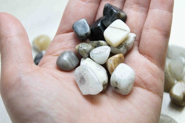 画像2: 【日本銘石】さざれ おのころ水晶   100gパック パッケージ付き 品番: 5958 (2)