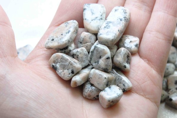 画像3: 【日本銘石】さざれ ピンクロイヤルマイカイト 〈岡山県〉 100g パッケージ付き 品番: 10326 (3)