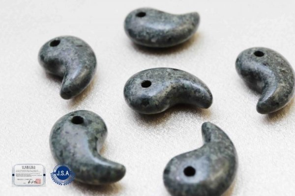 画像2: 【日本銘石】勾玉 ストークライト 〈兵庫県〉 小 約20mm×13mm 品番:12030 (2)