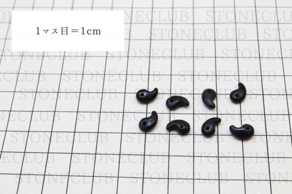 画像4: 【日本銘石】勾玉 ブラックハイドガーネット 〈愛媛県〉 極小 約10mm×7mm 品番:12037 (4)