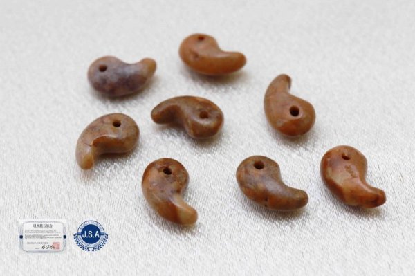 画像2: 【日本銘石】勾玉 姫川薬石 〈新潟県〉 極小 約10mm×7mm 品番:12033 (2)