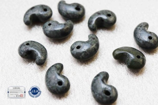 画像2: 【日本銘石】勾玉 ストークライト 〈兵庫県〉 極小 約10mm×7mm 品番:12032 (2)