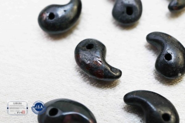 画像2: 【日本銘石】勾玉 ブラックハイドガーネット 〈愛媛県〉 極小 約10mm×7mm 品番:12037 (2)