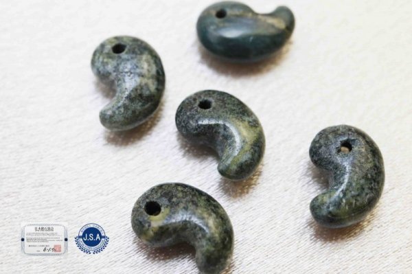 画像2: 【日本銘石】勾玉 ソロモナイト 〈徳島県〉 極小 約10mm×7mm 品番:12057 (2)