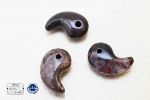 画像2: 【日本銘石】勾玉 牡丹石 赤 〈北海道〉 小 約20mm×13mm 品番:12052 (2)