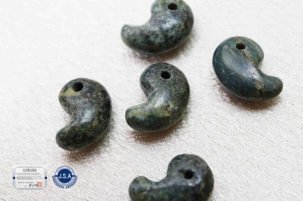 画像3: 【日本銘石】勾玉 ソロモナイト 〈徳島県〉 極小 約10mm×7mm 品番:12057 (3)