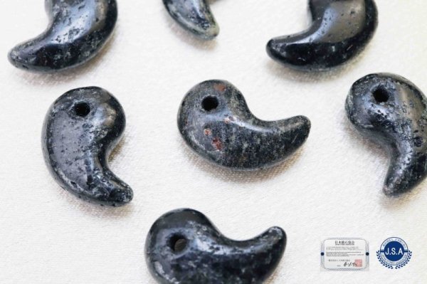 画像2: 【日本銘石】勾玉 ブラックハイドガーネット 〈愛媛県〉 小 約20mm×13mm 品番:12050 (2)