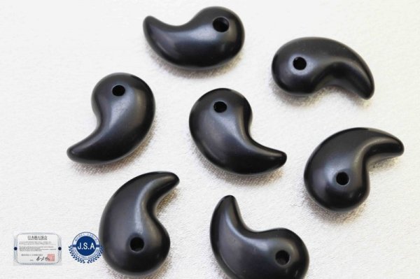 画像2: 【日本銘石】勾玉 那智黒 〈三重県〉 小 約20mm×13mm 品番:12055 (2)