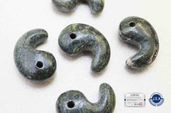画像2: 【日本銘石】勾玉 ソロモナイト 〈徳島県〉 大 約30mm×20mm 品番:12059 (2)