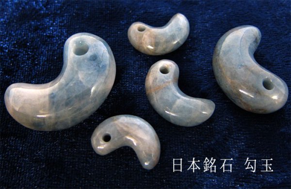 画像3: 【日本銘石】勾玉 糸魚川翡翠 ブルー 青色 2.2g 小滝コン沢産 ヒスイ ひすい 【一点物 希少】 品番:12109 (3)