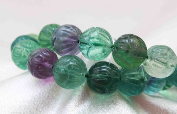 画像2: ブレス マルチカラー フローライト 蓮花彫り 約12mm 蓮華  品番: 12171 (2)