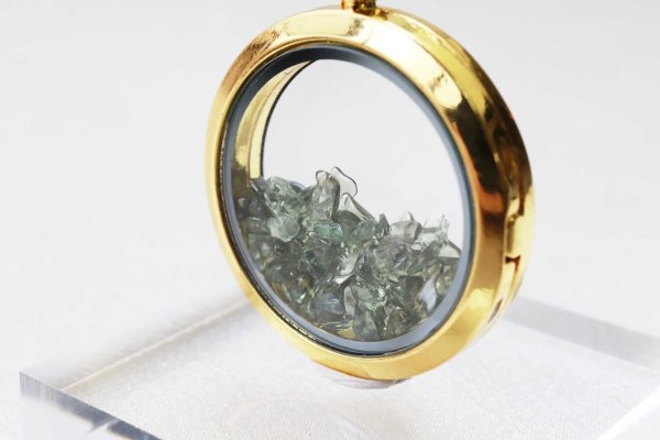画像2: ペンダントトップ ゴールド 金色 モルダバイト モルダウ石 さざれ 緑 グリーン 品番:12237 (2)