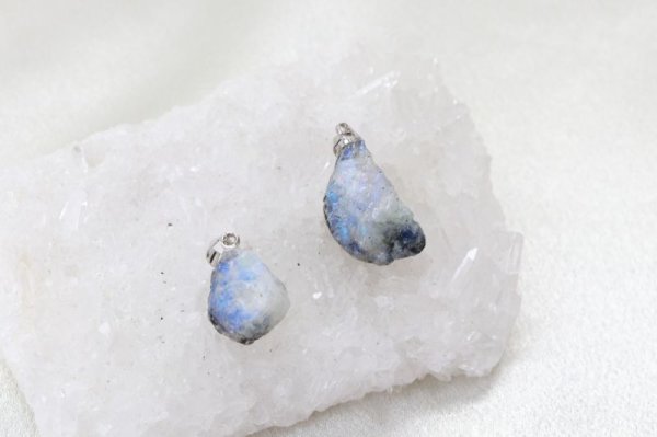 画像2: ペンダントトップ ブルームーンストーン 小  ペリステライト 恋愛 希望 健康 幸運 品番: 12404 (2)