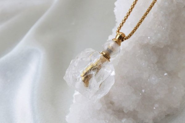 画像2: 【現品限り】香水瓶 ネックレス 水晶 クォーツ クリスタル ゴールド 守護石 浄化 持ち歩き 品番: 12423 (2)