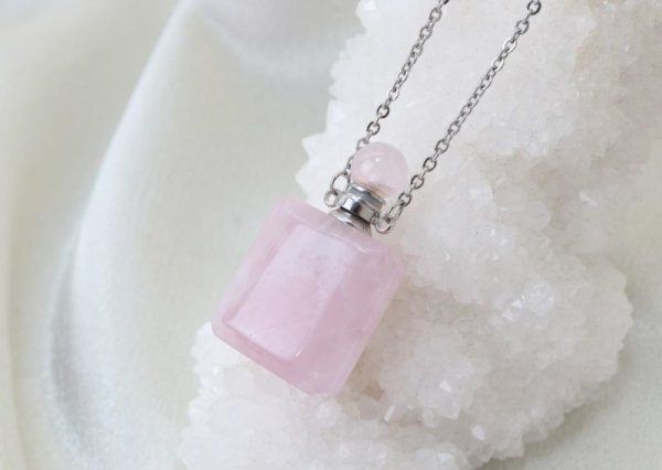 画像3: 【現品限り】香水瓶 ネックレス ローズクォーツ 角型 シルバー 持ち歩き 恋愛 美しさ 品番: 12421 (3)