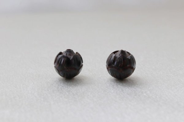 画像2: 【一粒売り】 ウッドパーツ 雲もよう ローズウッド 紫壇 穴あり 約12mm  品番: 9455 (2)