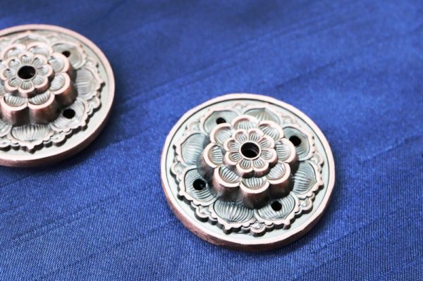 画像2: 真鍮製 お香立て 蓮の花 赤 真鍮製受け皿などに♪ しんちゅう 合金 真鍮製 置物 彫り物 品番: 12492 (2)