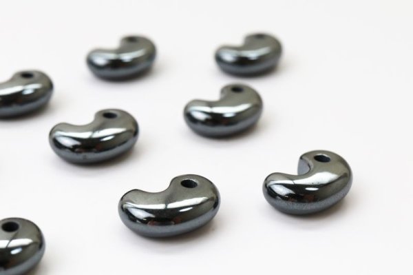 画像2: 古代勾玉　ヘマタイト　約16.3×11mm　勝利　生命力　達成　幸福　勇気　自信　品番： 12489 (2)