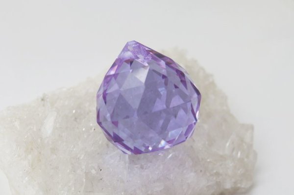 画像2: 風水 サンキャッチャー パープル 大 (約30mm) ガラス 虹色 幸運 プラスエネルギー インテリア 品番:12486 (2)