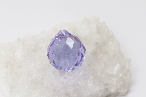 画像2: 風水 サンキャッチャー パープル 小 (約20mm) ガラス 虹色 幸運 プラスエネルギー インテリア  品番: 12485 (2)