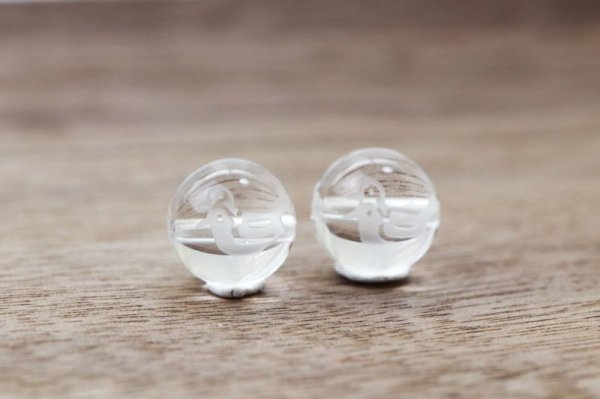 画像2: カービング 彫刻ビーズ ヨゲンノトリ 予言の鳥 水晶 丸 10mm 彫り石 流行 話題 予言 品番:12526 (2)