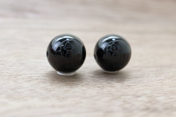 画像2: カービング 彫刻ビーズ アマビエ オニキス 丸 12mm 彫り石 妖怪 豊作 疫病 予言 品番:12524 (2)