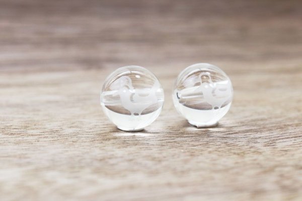 画像2: カービング 彫刻ビーズ ヨゲンノトリ 予言の鳥 水晶 丸 12mm 彫り石 流行 話題 予言 品番:12527 (2)