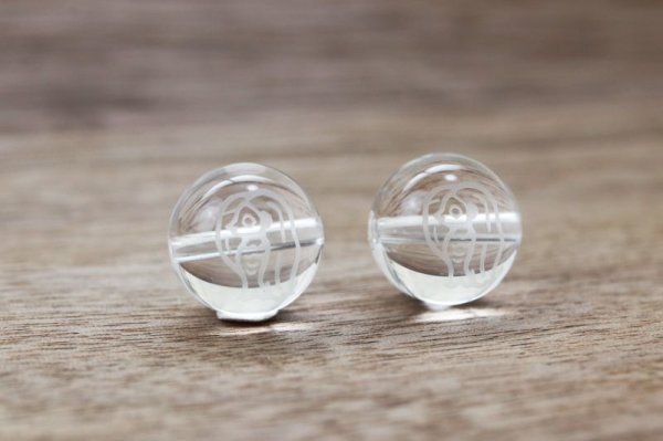 画像2: カービング 彫刻ビーズ アマビエ 水晶 丸 10mm 彫り石 妖怪 生物 豊作 疫病 予言 品番:12520 (2)