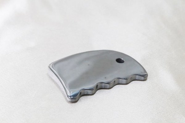 画像2: テラヘルツ 鉱石製 マッサージかっさ 約8.6×6cm くし形 穴あり 健康 美容 ヒーリング 品番:12544 (2)