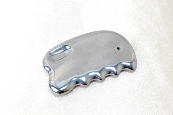 画像2: テラヘルツ 鉱石製 マッサージかっさ 約9.9×6.2cm くし形 くぼみあり 健康 美容 ヒーリング  品番:12545 (2)
