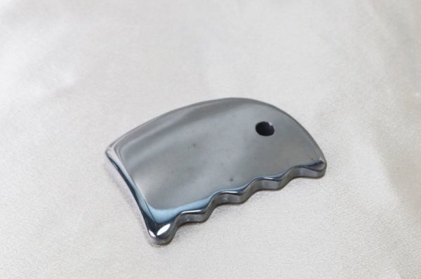 画像3: テラヘルツ 鉱石製 マッサージかっさ 約8.6×6cm くし形 穴あり 健康 美容 ヒーリング 品番:12544 (3)