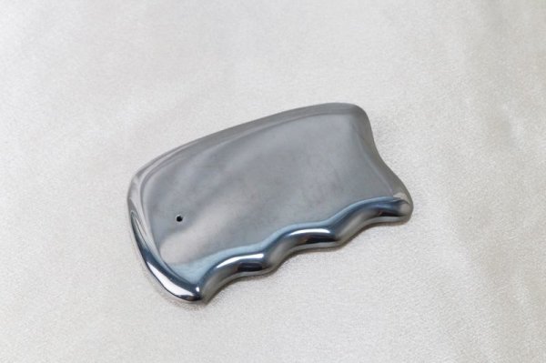 画像2: テラヘルツ 鉱石製 マッサージかっさ 約9.6×6.2cm くし形 くぼみ無し 健康 美容 ヒーリング  品番:12546 (2)
