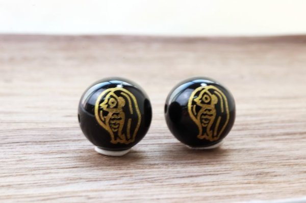 画像2: カービング 彫刻ビーズ アマビエ オニキス 丸 8mm 金彫り 彫り石 妖怪 生物 豊作 疫病 予言 品番:12747 (2)