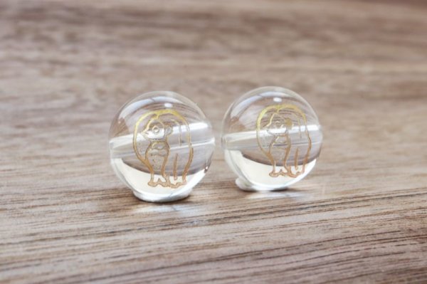 画像2: カービング 彫刻ビーズ アマビエ 水晶 丸 10mm 金彫り 彫り石 妖怪 生物 豊作 疫病 予言 品番:12598 (2)